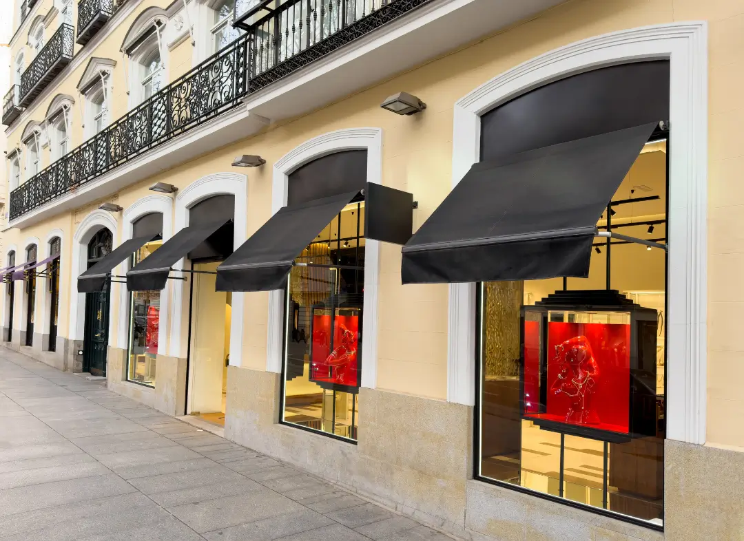 Façade vitrine de magasin en aluminium sur mesure à La Ciotat